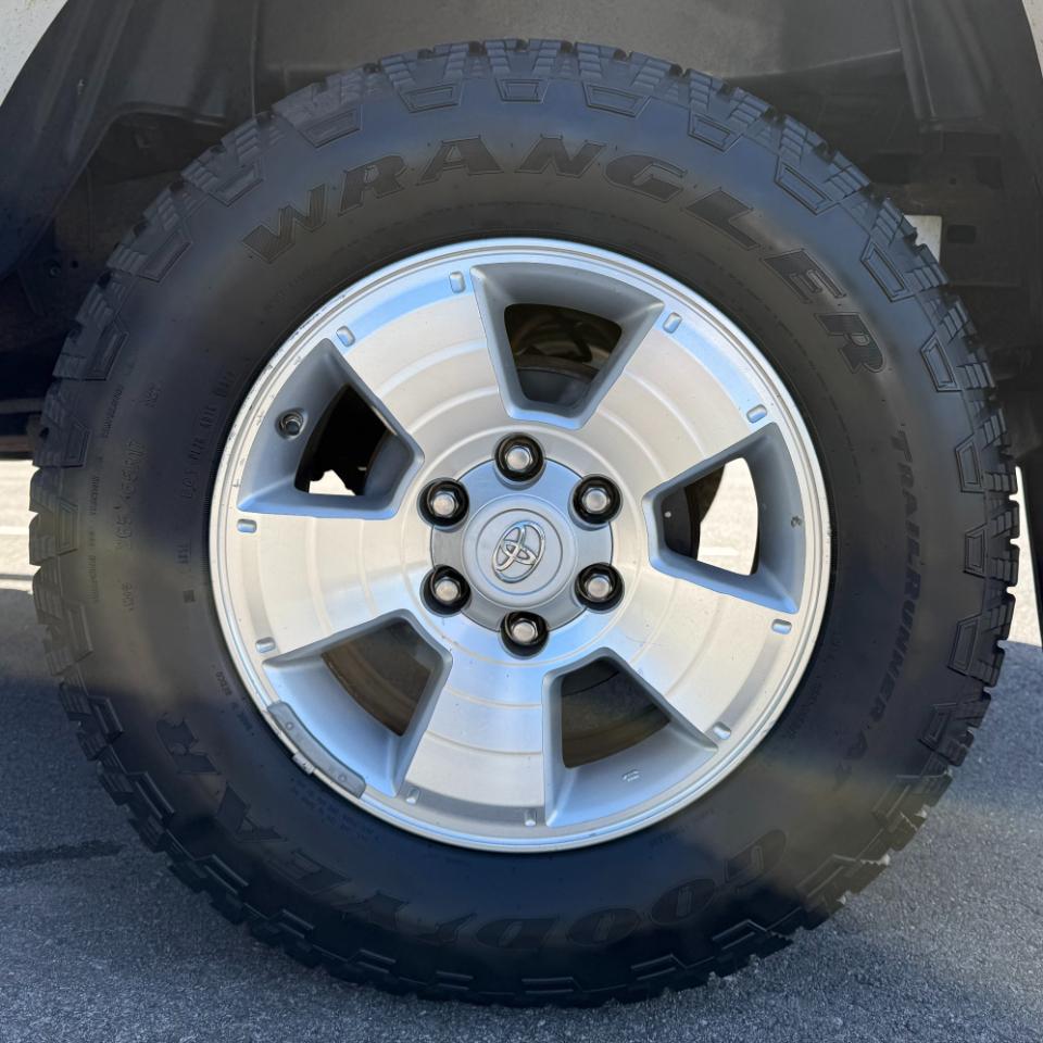 Toyota Tacoma 4WD Double Cab LB V6 AT (Natl) 2013