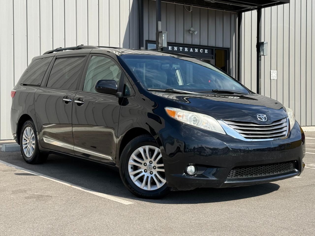 Toyota Sienna XLE Auto Access Seat FWD 7-Passenger (Natl) 2017