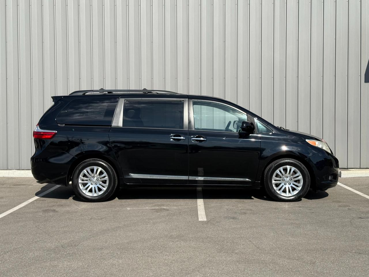 Toyota Sienna XLE Auto Access Seat FWD 7-Passenger (Natl) 2017