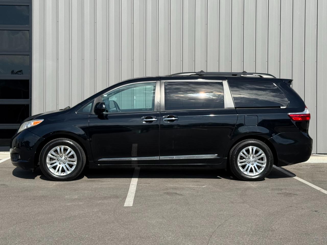 Toyota Sienna XLE Auto Access Seat FWD 7-Passenger (Natl) 2017