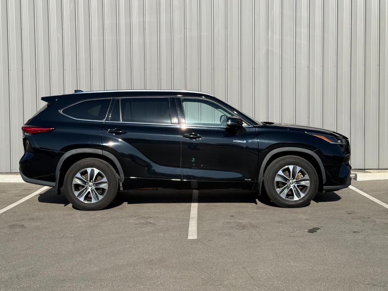 Toyota Highlander Hybrid XLE AWD (Natl) 2021