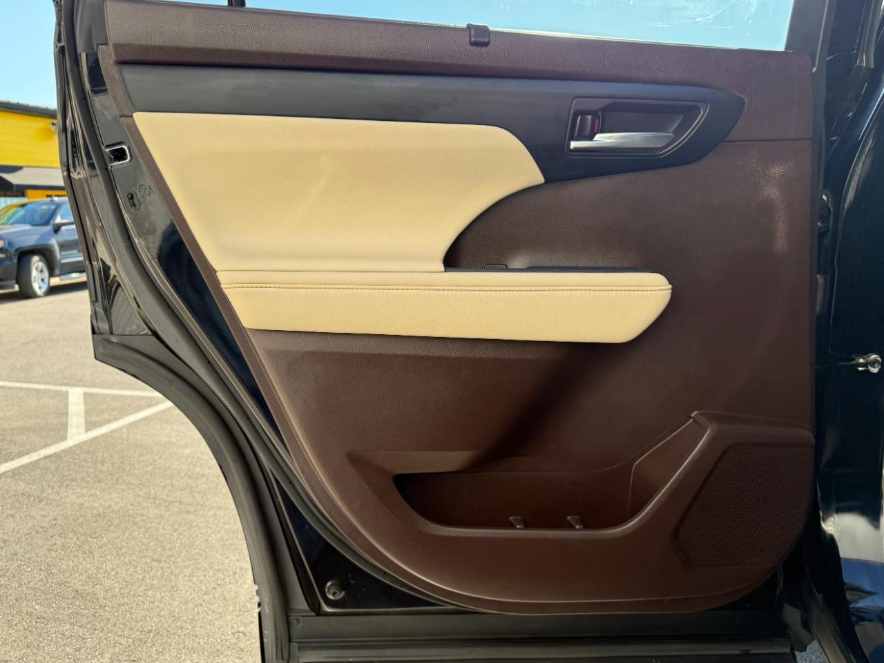 Toyota Highlander Hybrid XLE AWD (Natl) 2021