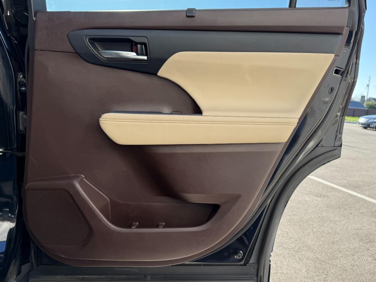 Toyota Highlander Hybrid XLE AWD (Natl) 2021