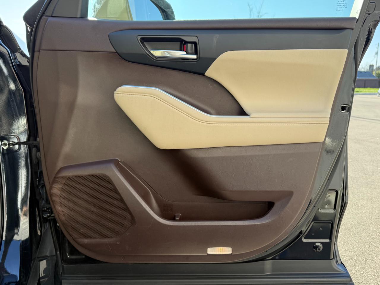 Toyota Highlander Hybrid XLE AWD (Natl) 2021