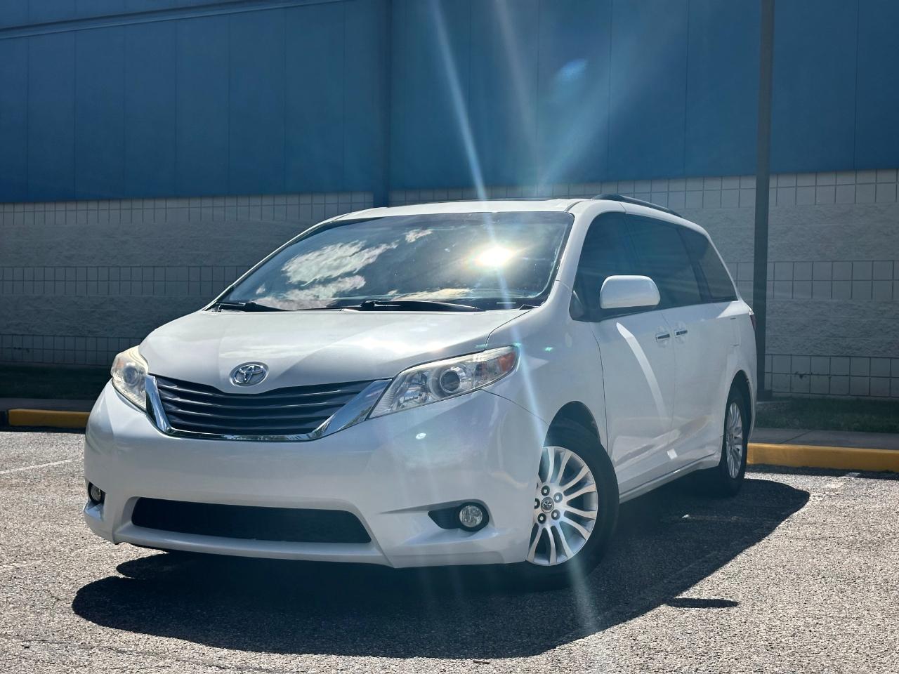 Toyota Sienna XLE Auto Access Seat FWD 7-Passenger (Natl) 2017