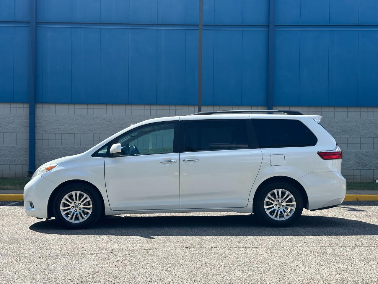 Toyota Sienna XLE Auto Access Seat FWD 7-Passenger (Natl) 2017
