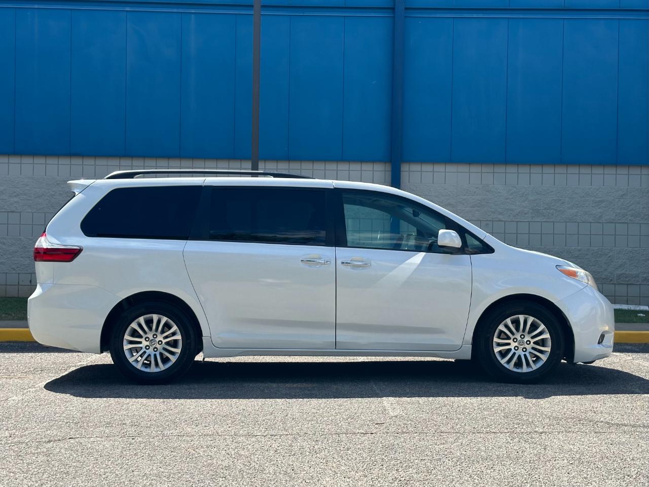 Toyota Sienna XLE Auto Access Seat FWD 7-Passenger (Natl) 2017