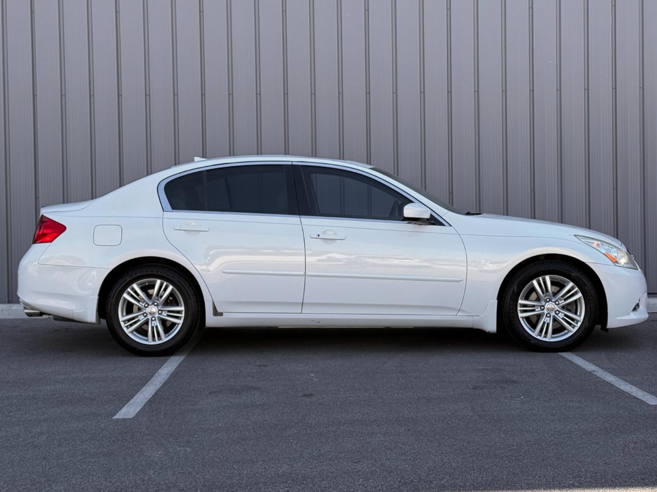Infiniti G37 Sedan 4dr x AWD 2010