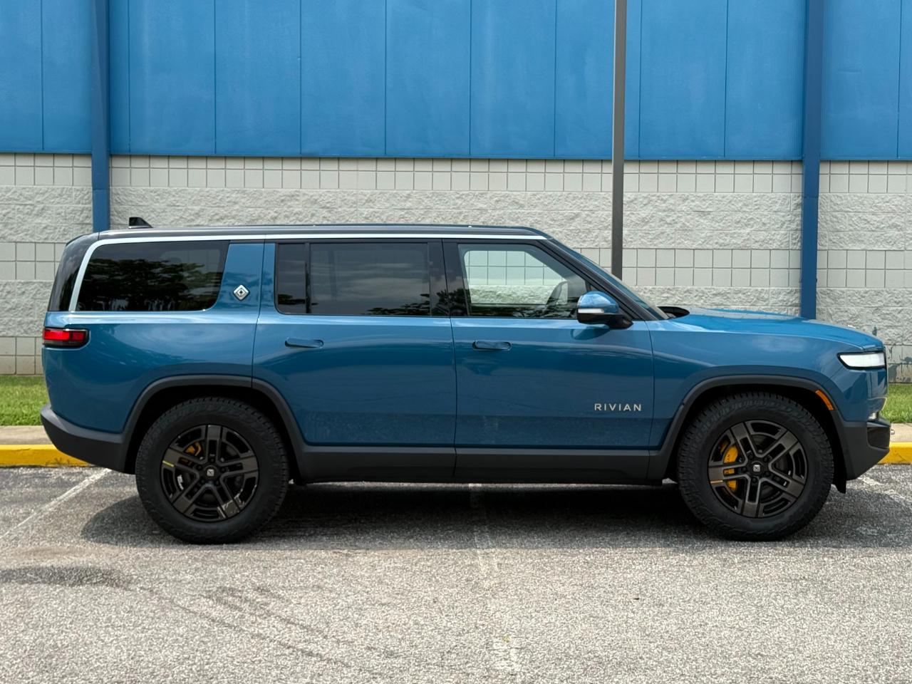 Rivian R1S Adventure Quad-Motor Large Pack 2023
