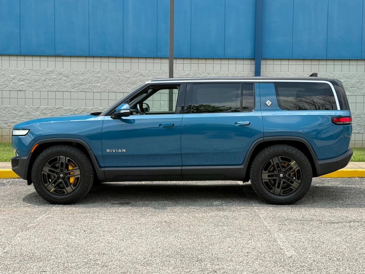 Rivian R1S Adventure Quad-Motor Large Pack 2023