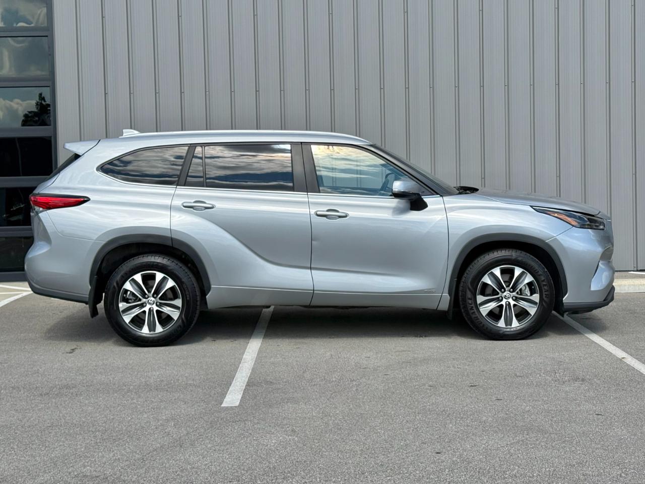 Toyota Highlander Hybrid XLE AWD (Natl) 2023