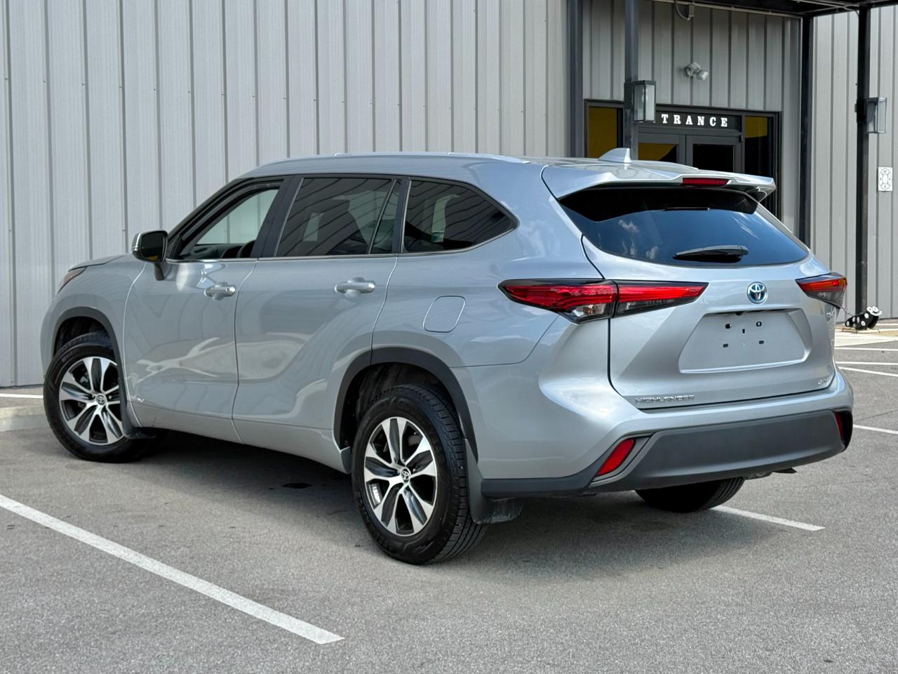 Toyota Highlander Hybrid XLE AWD (Natl) 2023
