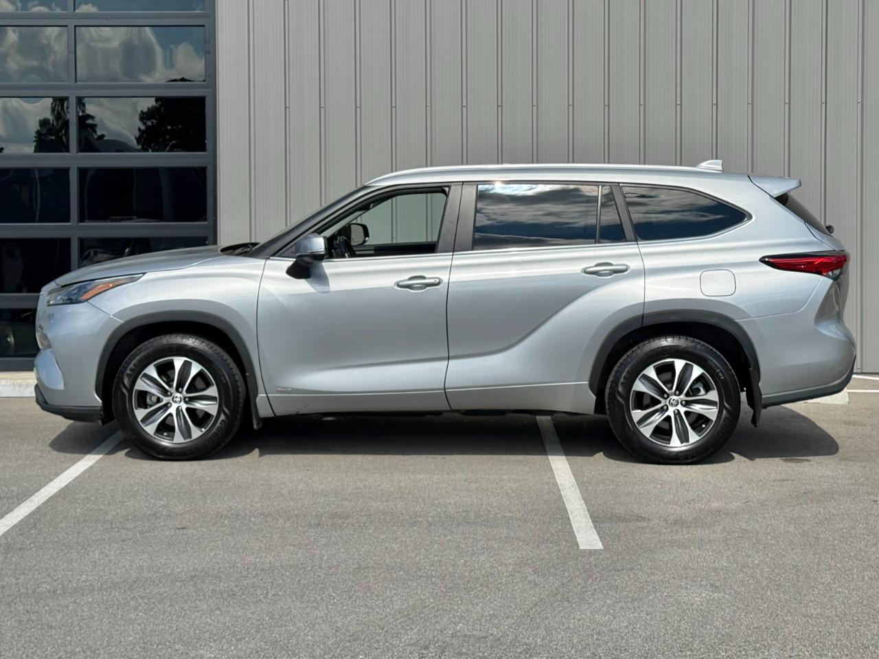 Toyota Highlander Hybrid XLE AWD (Natl) 2023