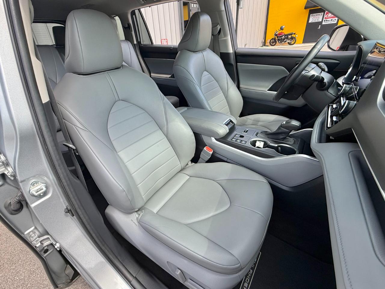 Toyota Highlander Hybrid XLE AWD (Natl) 2023