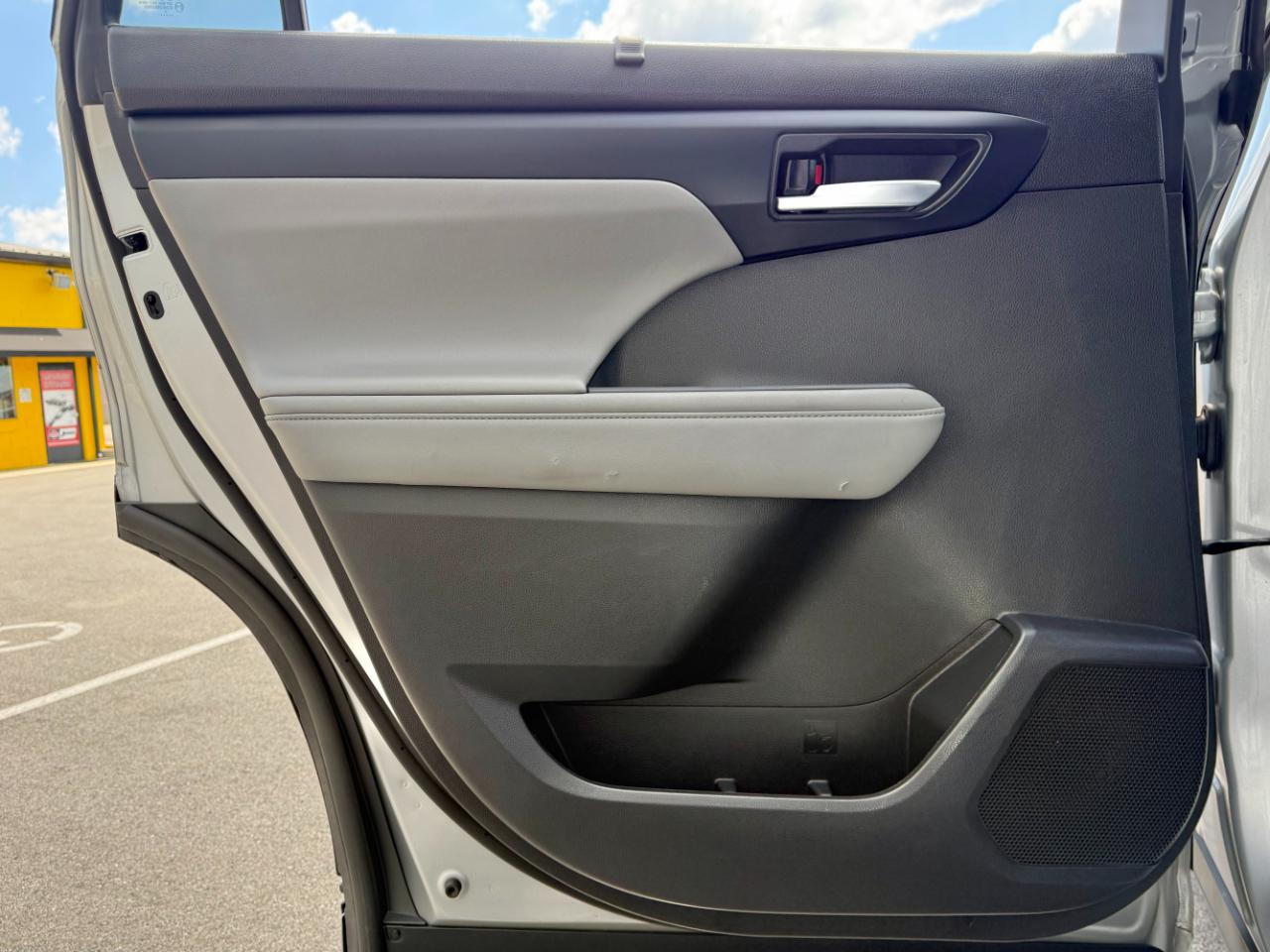 Toyota Highlander Hybrid XLE AWD (Natl) 2023
