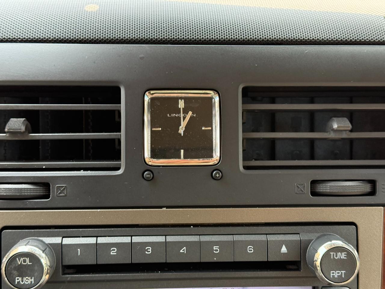 Lincoln Navigator 2WD 4dr 2011