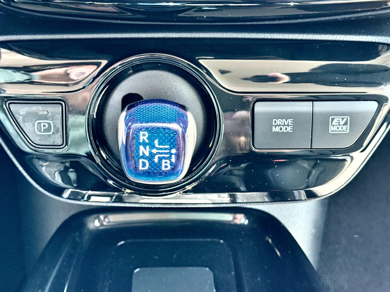 Toyota Prius XLE AWD-e (Natl) 2021