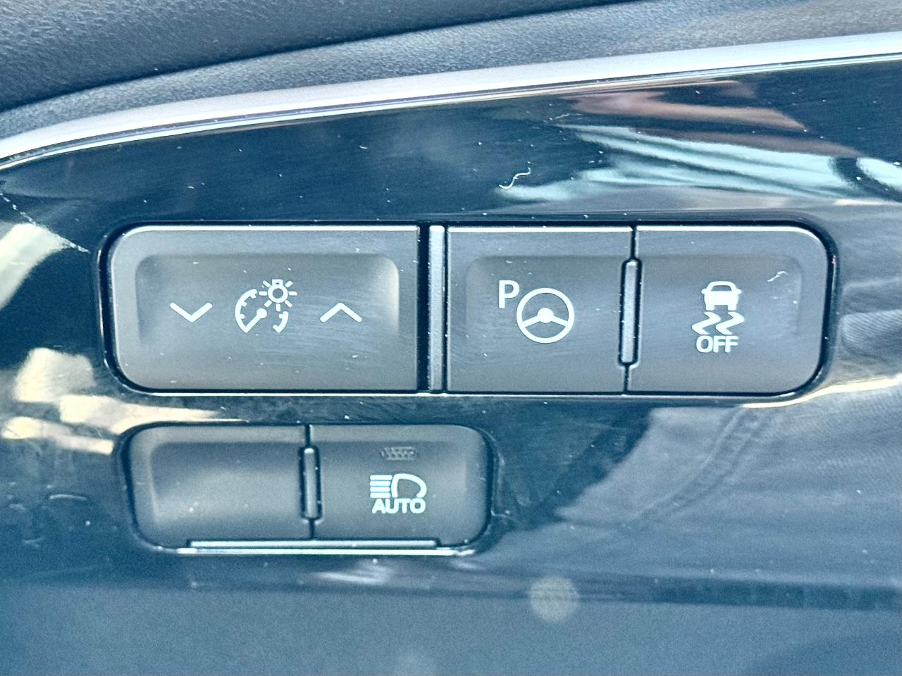 Toyota Prius XLE AWD-e (Natl) 2021