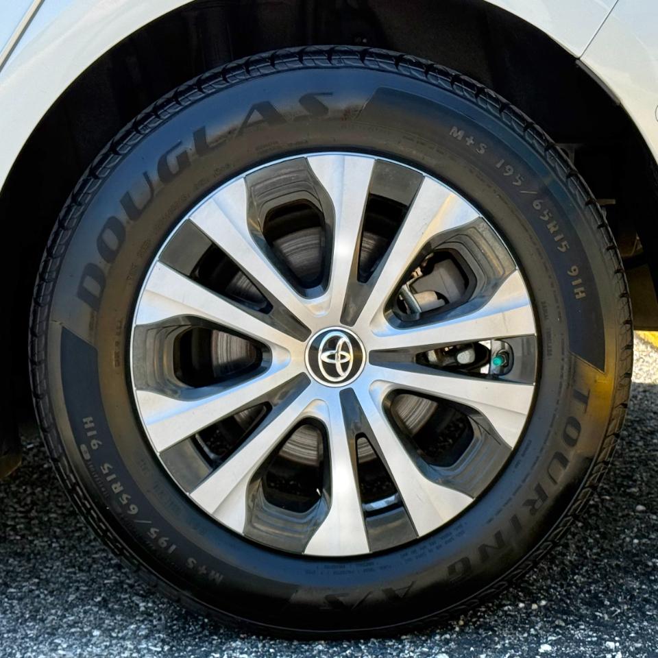 Toyota Prius XLE AWD-e (Natl) 2021