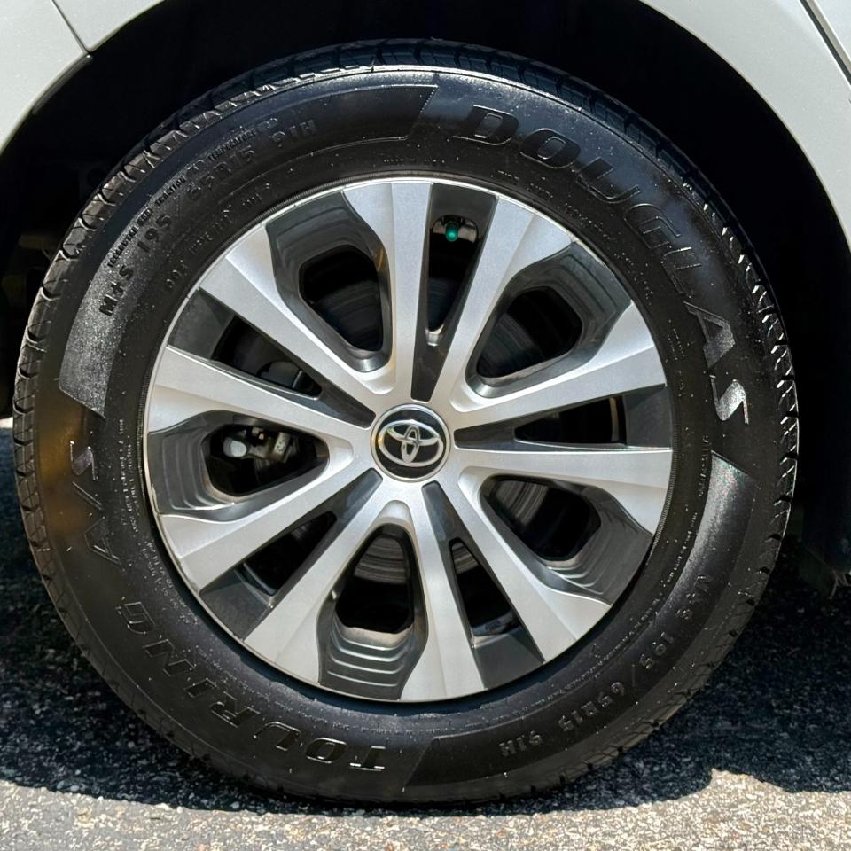 Toyota Prius XLE AWD-e (Natl) 2021