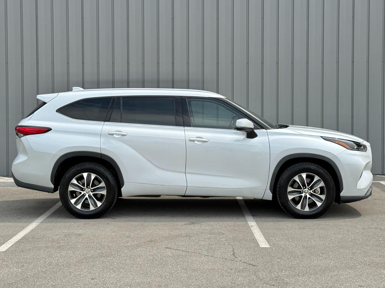 Toyota Highlander Hybrid XLE FWD (Natl) 2022