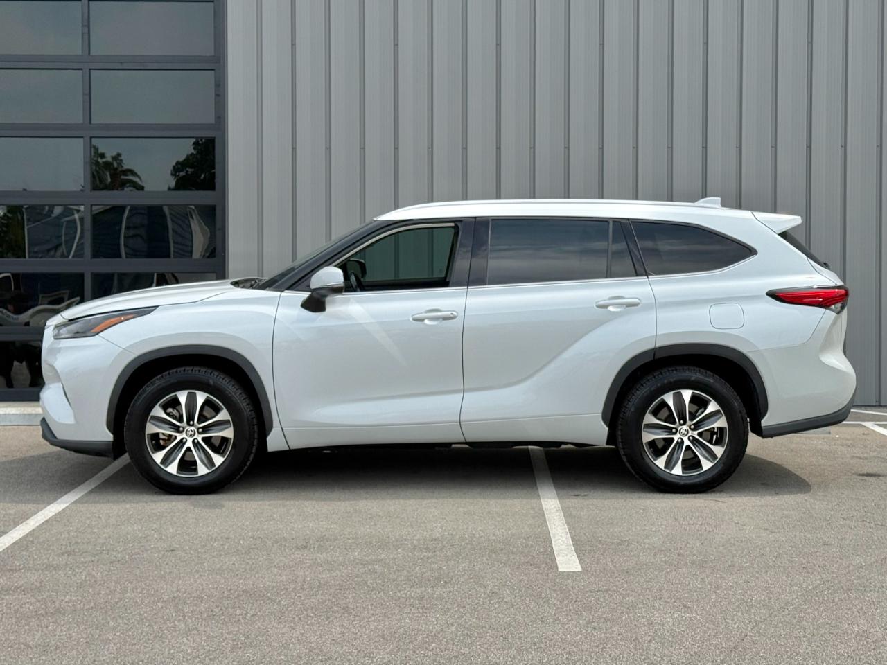 Toyota Highlander Hybrid XLE FWD (Natl) 2022