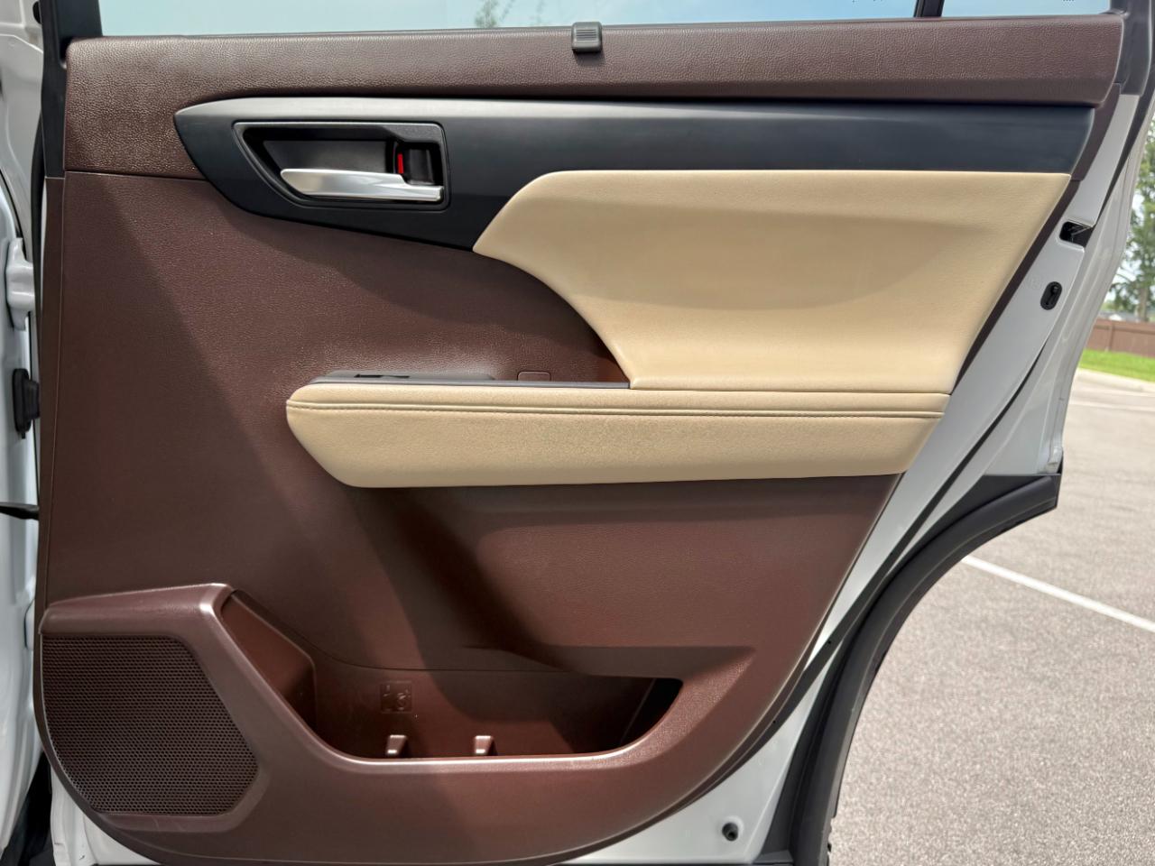 Toyota Highlander Hybrid XLE FWD (Natl) 2022