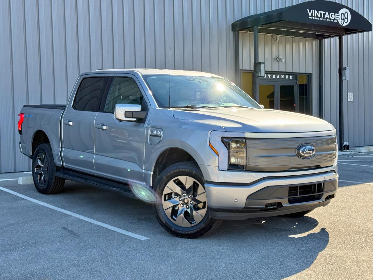 Ford F-150 Lightning LARIAT 4WD SuperCrew 5.5' Box 2023