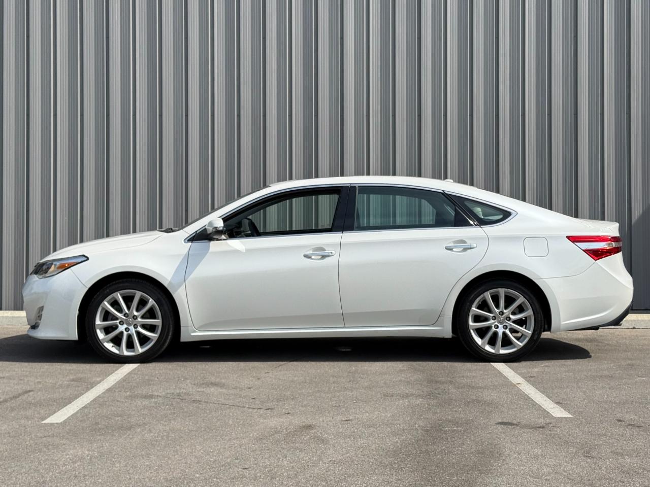 Toyota Avalon 4dr Sdn XLE Premium (Natl) 2013