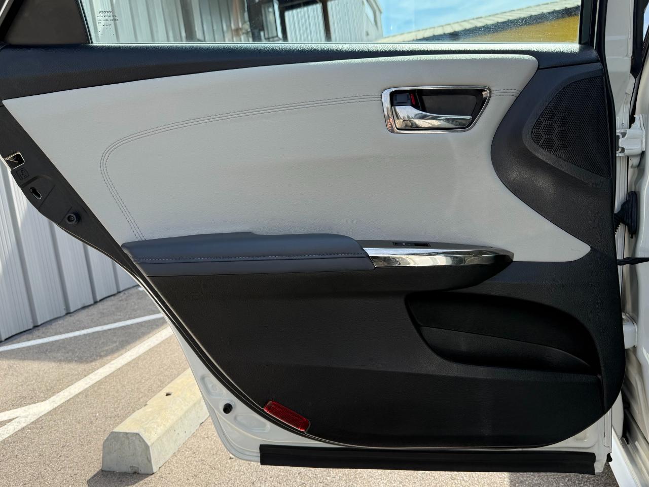 Toyota Avalon 4dr Sdn XLE Premium (Natl) 2013
