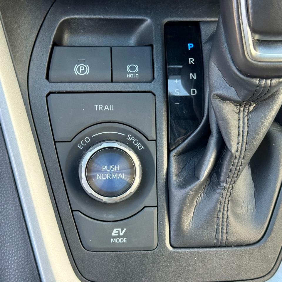 Toyota RAV4 Hybrid XSE AWD (Natl) 2024