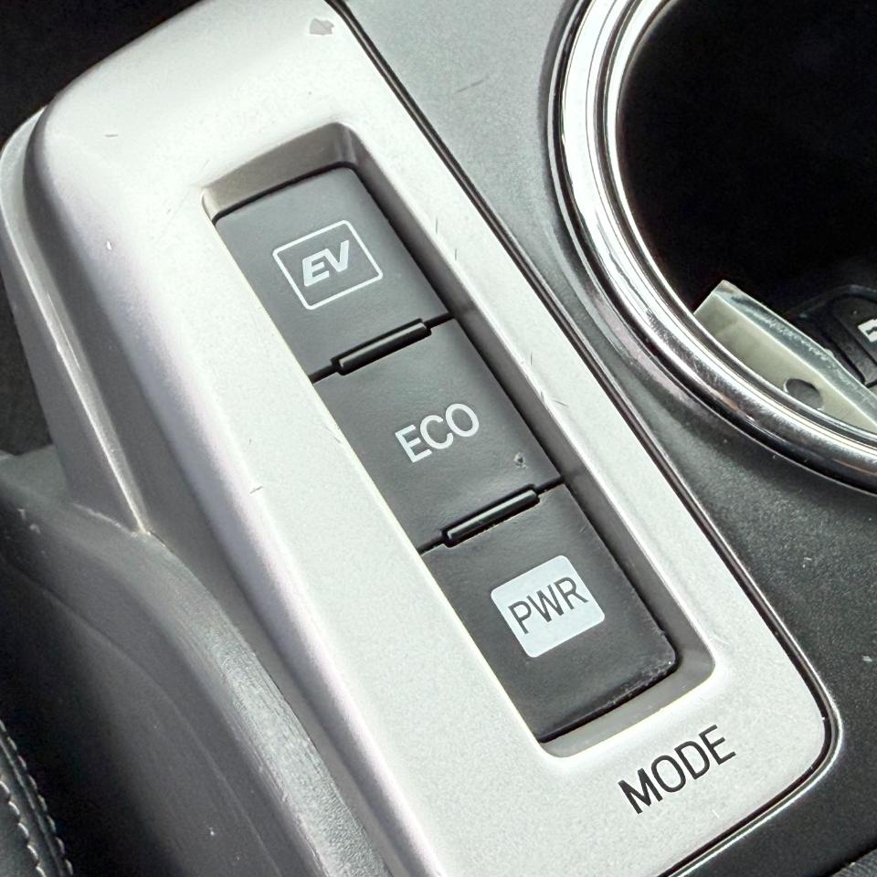 Toyota Prius V 5dr Wgn Three (Natl) 2013