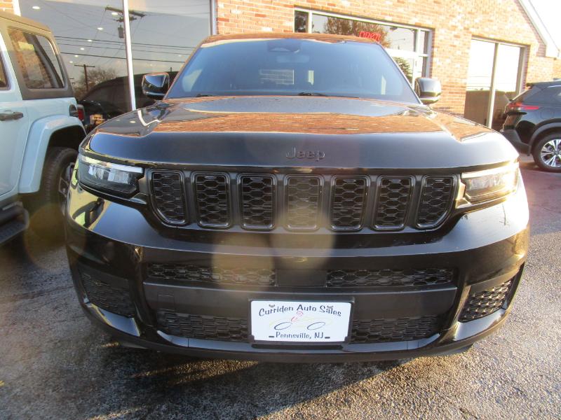 2023 Jeep Grand Cherokee Laredo Altitude photo 3