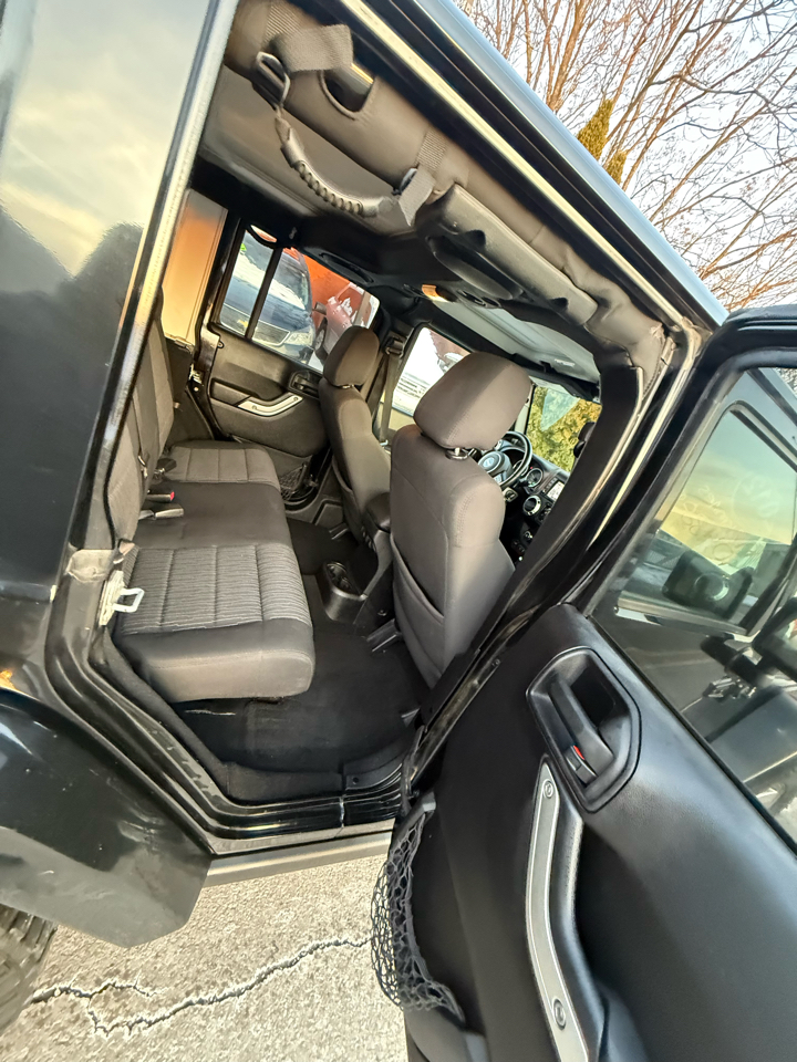 Jeep Wrangler Unlimited 4WD 4dr Rubicon 2012