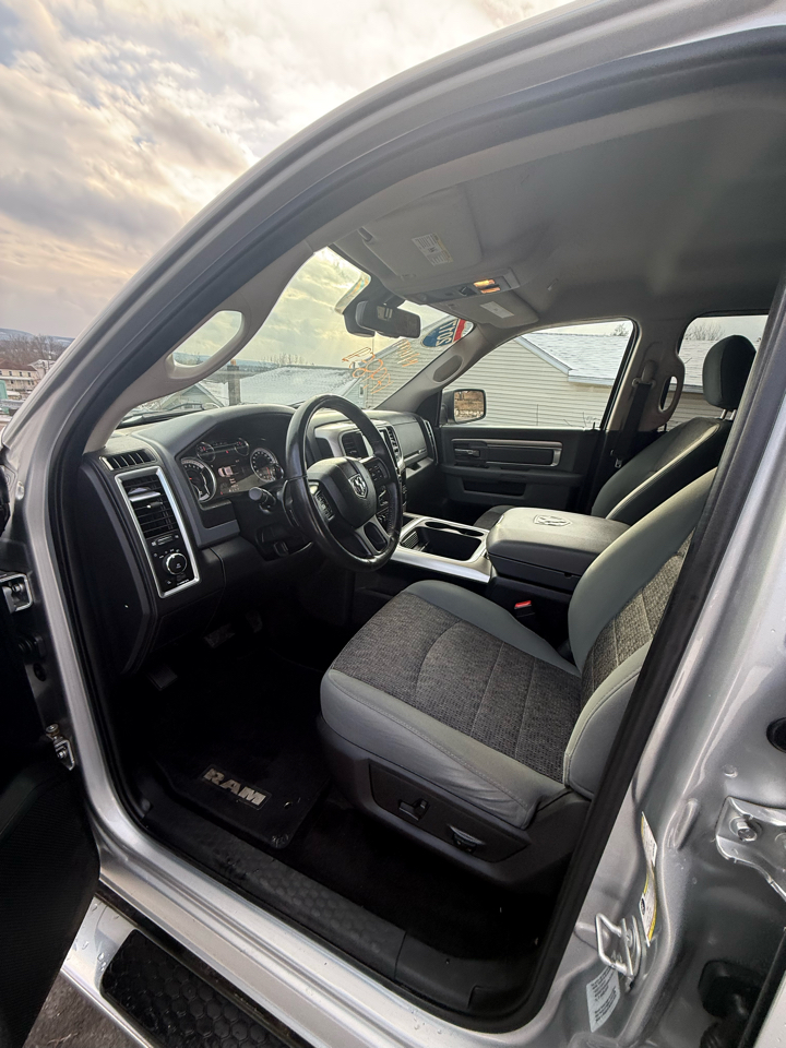 RAM 1500 Big Horn 4x4 Crew Cab 5'7" Box 2017