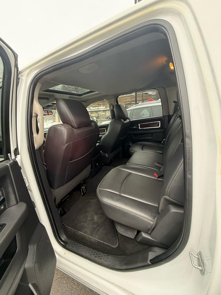 RAM 1500 4WD Crew Cab 140.5" Laramie 2012