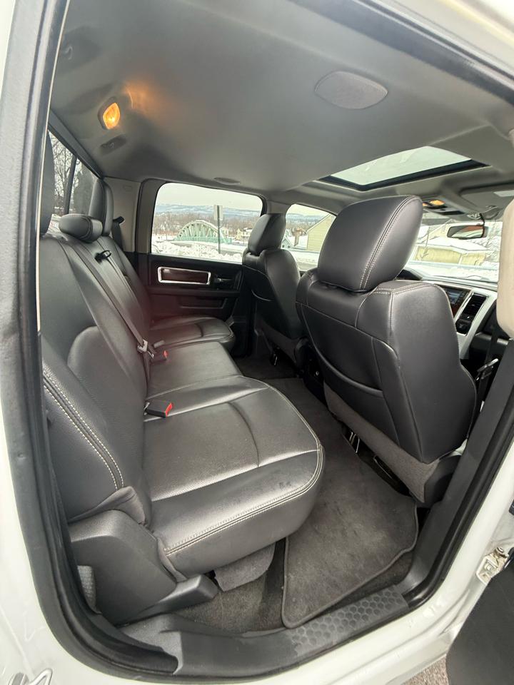 RAM 1500 4WD Crew Cab 140.5" Laramie 2012