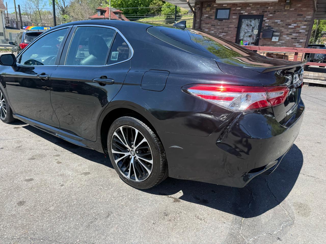 Toyota Camry SE Auto (Natl) 2020