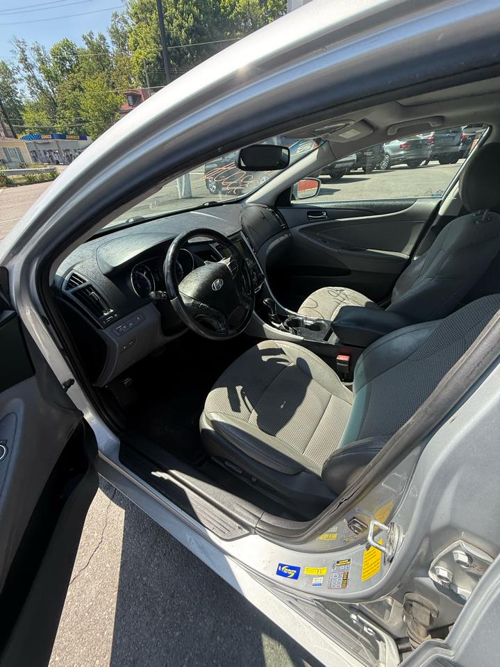 Hyundai Sonata 4dr Sdn 2.4L Auto SE 2011