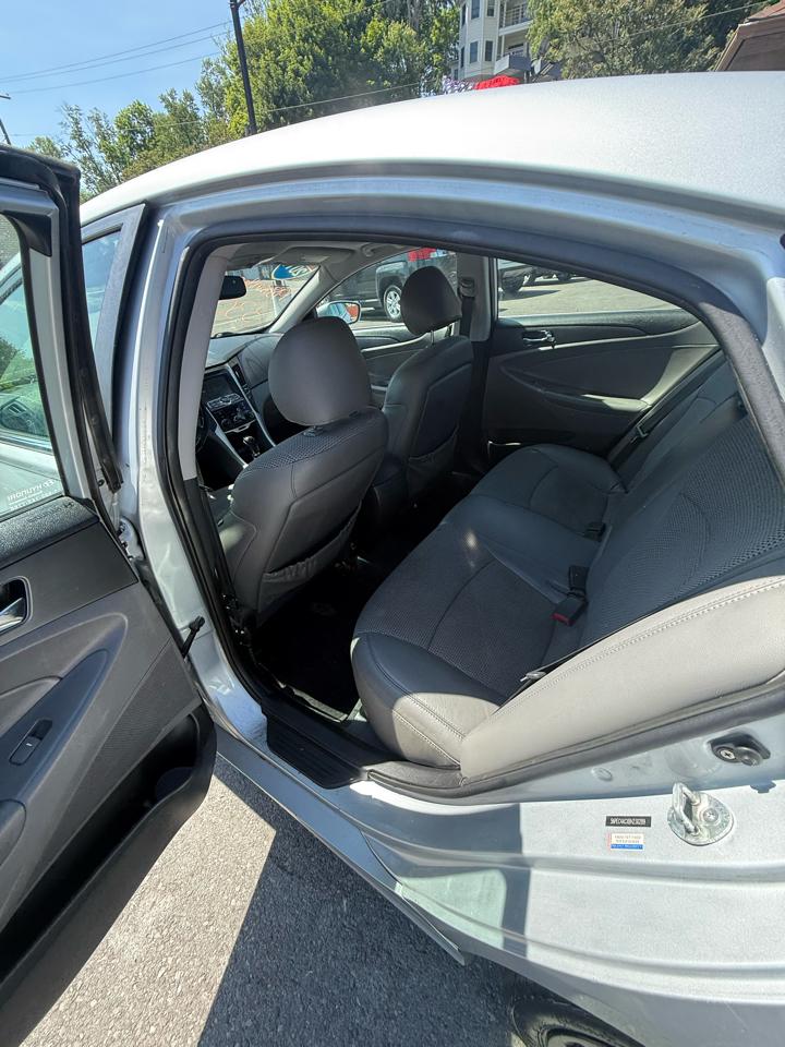 Hyundai Sonata 4dr Sdn 2.4L Auto SE 2011