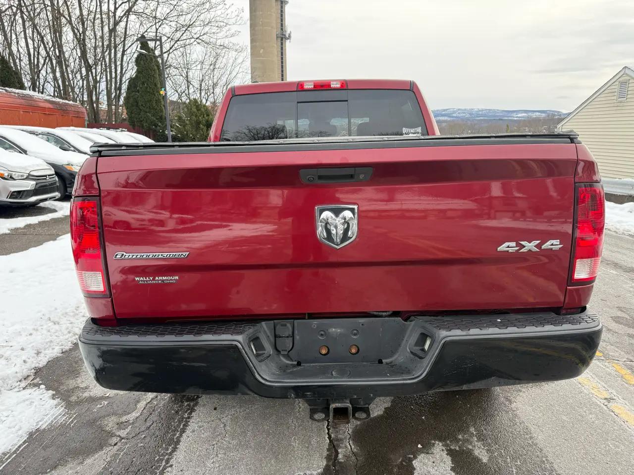 RAM 1500 4WD Crew Cab 140.5" Outdoorsman 2014