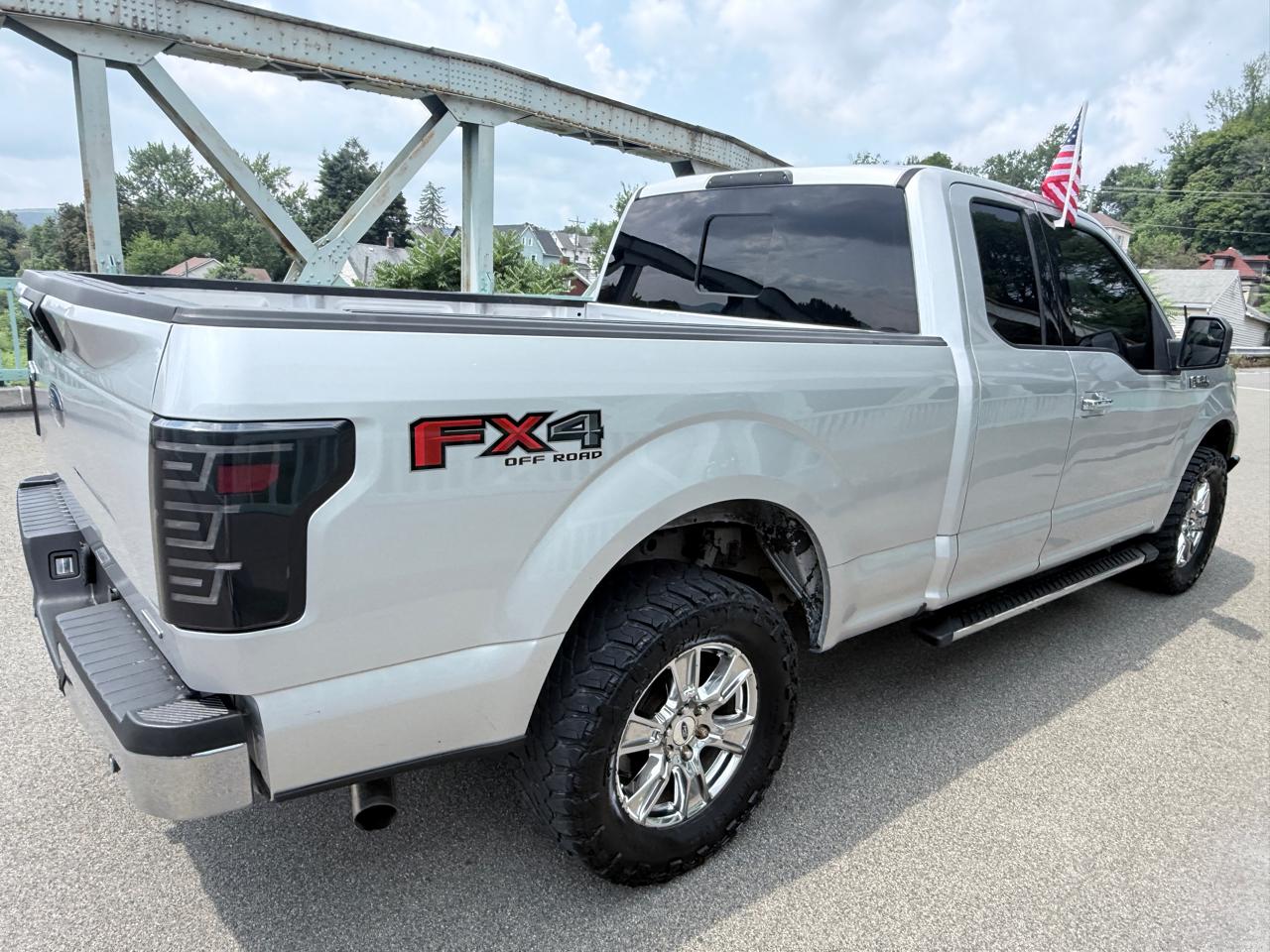 Ford F-150 4WD SuperCab 163" Lariat w/HD Payload Pkg 2015