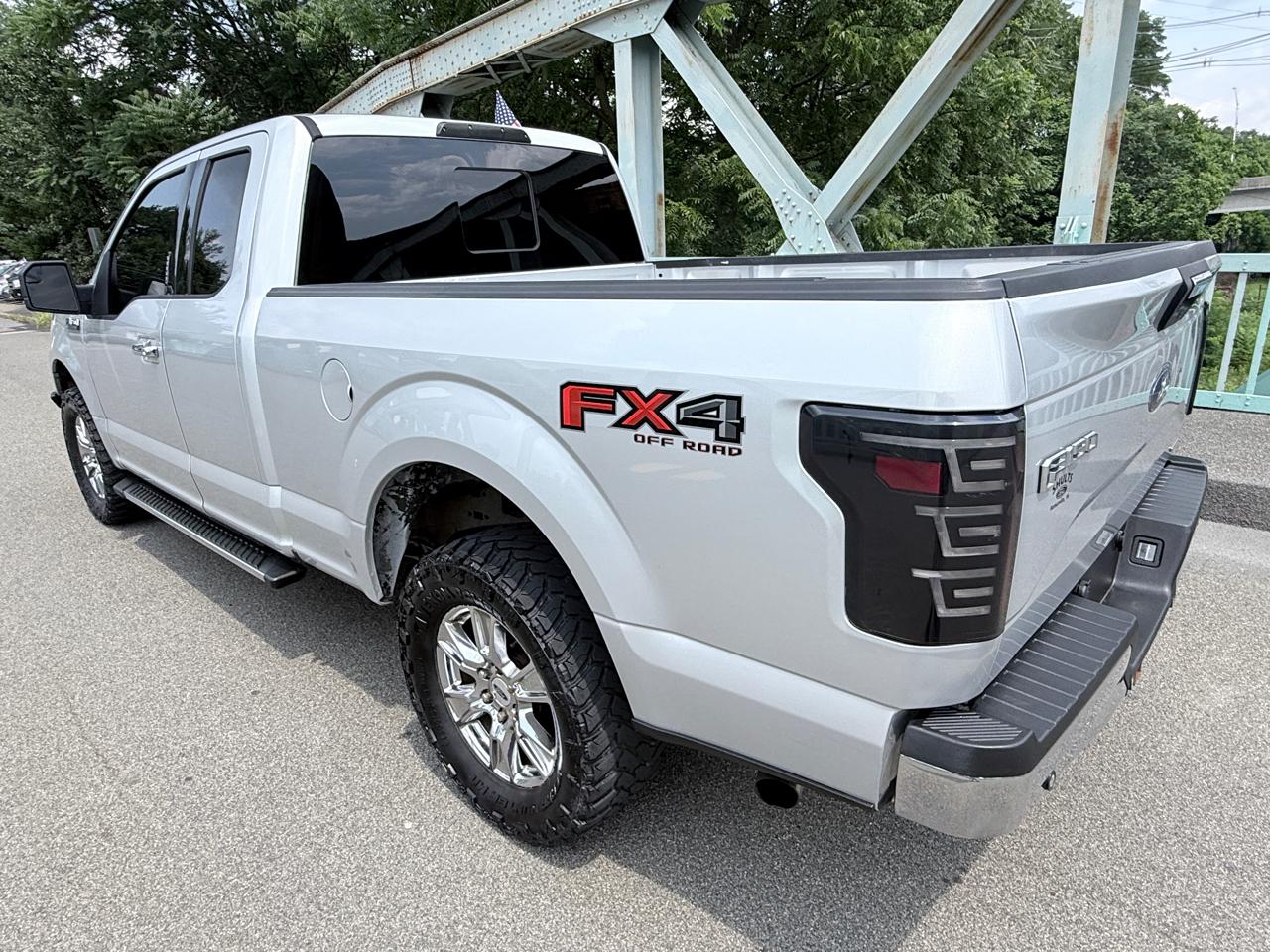Ford F-150 4WD SuperCab 163" Lariat w/HD Payload Pkg 2015