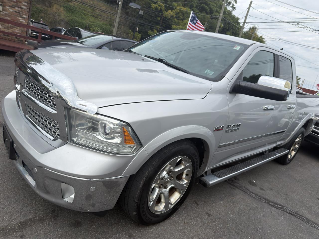 RAM 1500 4WD Quad Cab 140.5" Laramie 2014