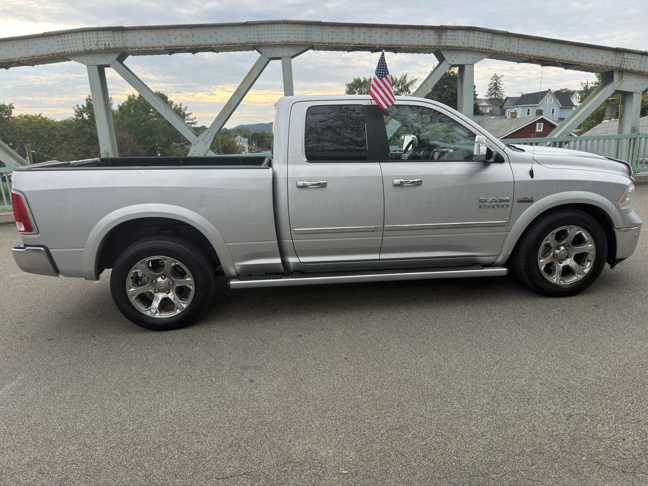 RAM 1500 4WD Quad Cab 140.5" Laramie 2014