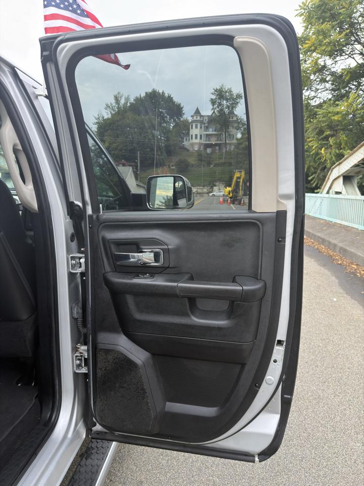RAM 1500 4WD Quad Cab 140.5" Laramie 2014