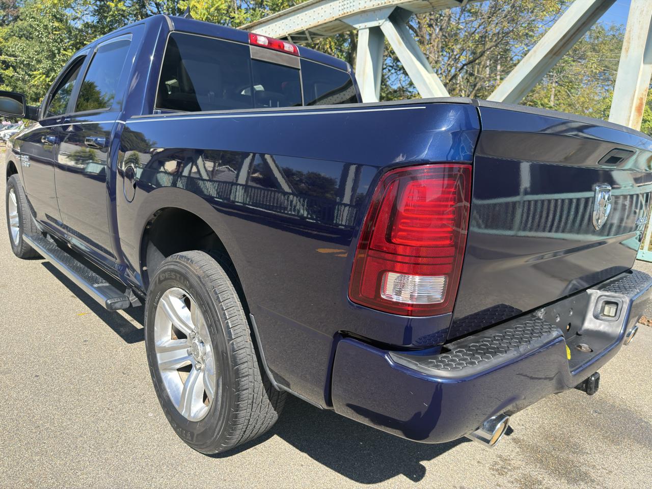 RAM 1500 4WD Crew Cab 140.5" Sport 2013
