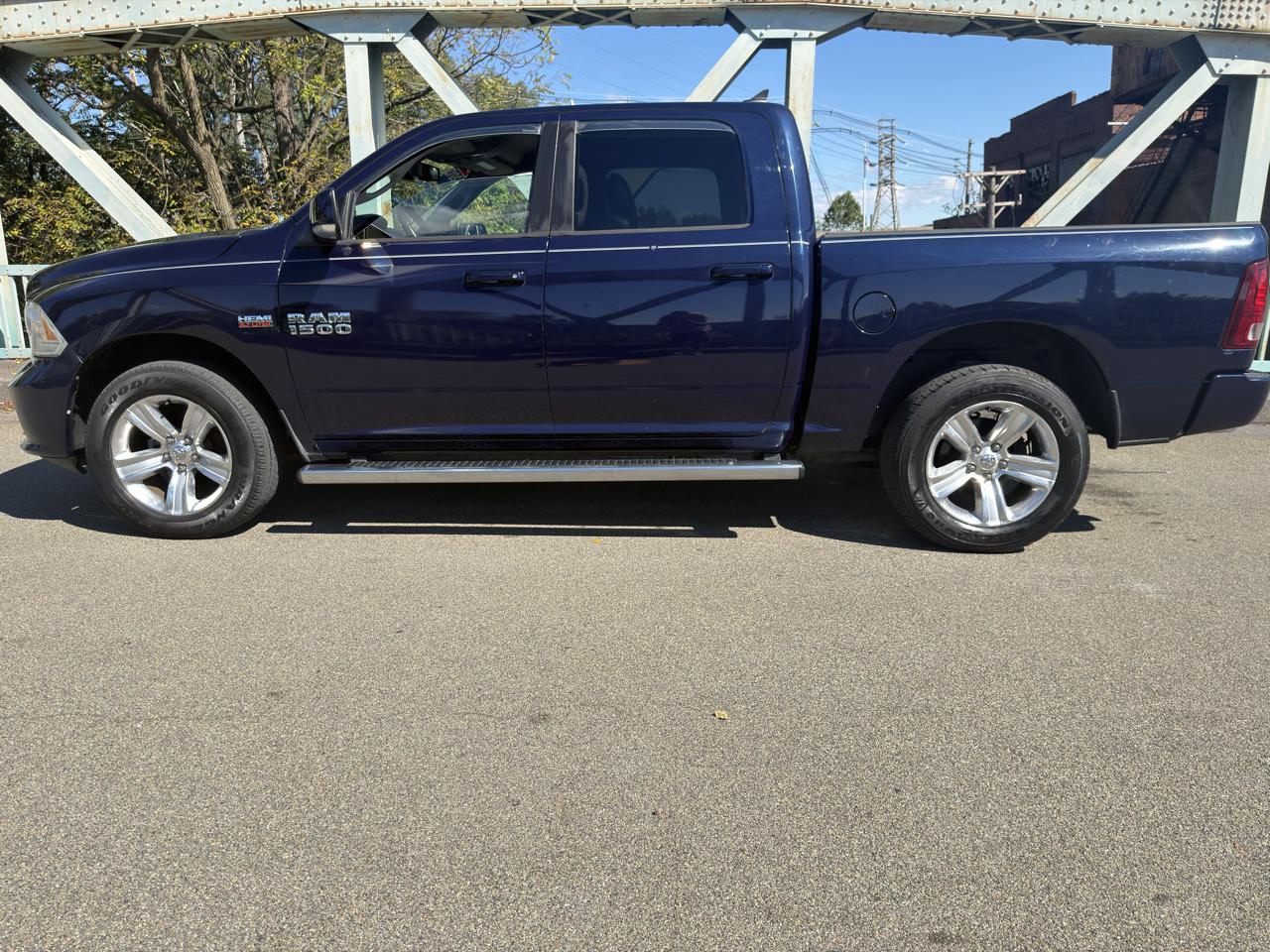 RAM 1500 4WD Crew Cab 140.5" Sport 2013