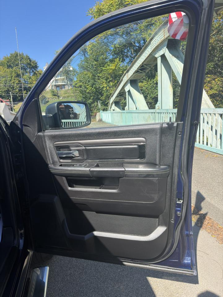 RAM 1500 4WD Crew Cab 140.5" Sport 2013