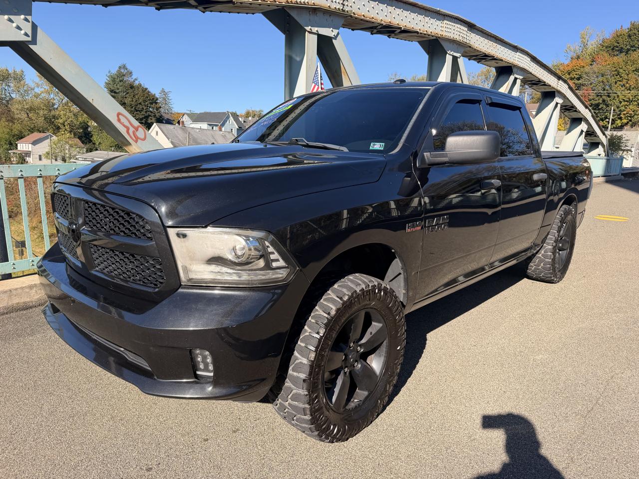 RAM 1500 4WD Crew Cab 140.5" Express *Ltd Avail* 2017